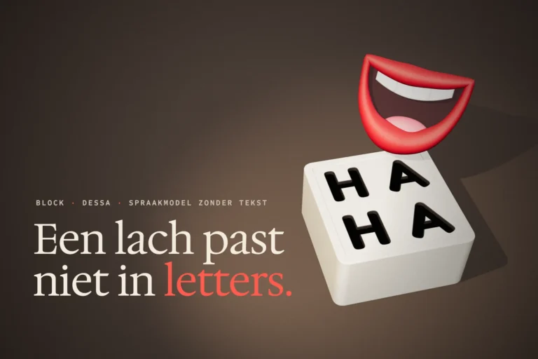 Rode kleien lachmond huppelt op een houten blokkendoos met lettergaten HA HA en past er niet door