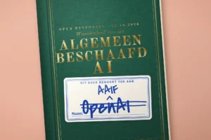 Groen linnen woordenboek "Algemeen Beschaafd AI" met een schoollabel waarop OpenAI is doorgestreept en AAIF erboven staat