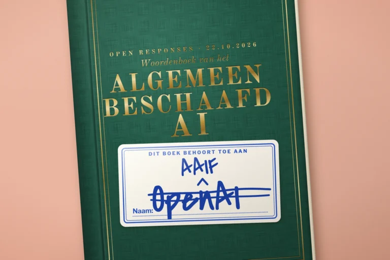 Groen linnen woordenboek "Algemeen Beschaafd AI" met een schoollabel waarop OpenAI is doorgestreept en AAIF erboven staat