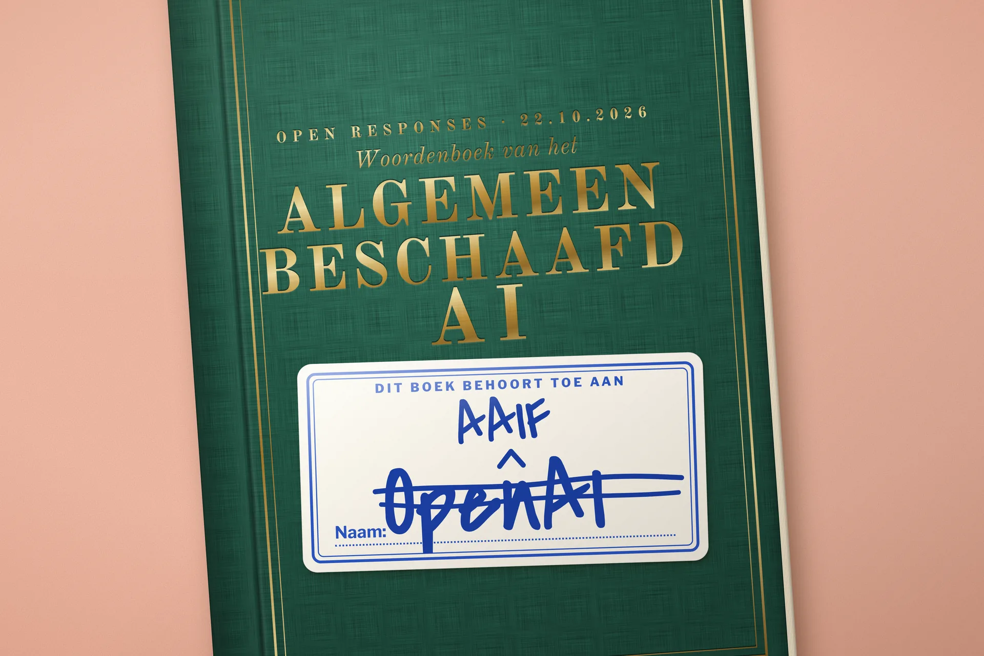 Groen linnen woordenboek "Algemeen Beschaafd AI" met een schoollabel waarop OpenAI is doorgestreept en AAIF erboven staat